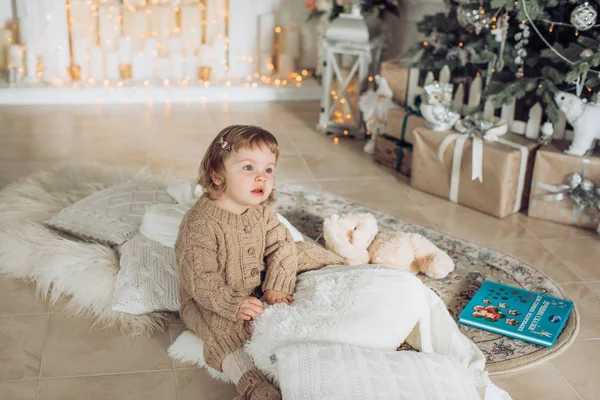 Girl  on the background of Christmas tree — Stock Photo, Image