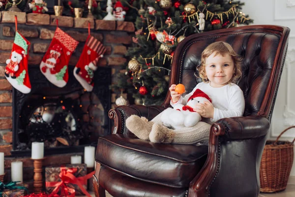 Dívka na pozadí vánoční stromeček — Stock fotografie
