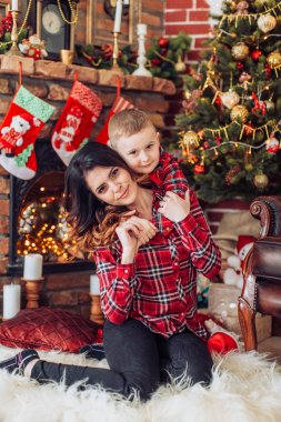 Anne ve oğlu evde Noel tatil günleri.