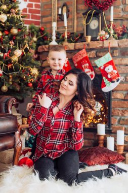 Anne ve oğlu evde Noel tatil günleri.