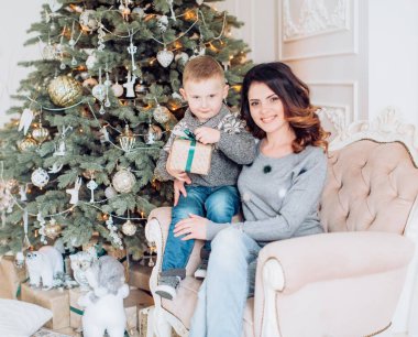 Anne ve oğlu evde Noel tatil günleri.