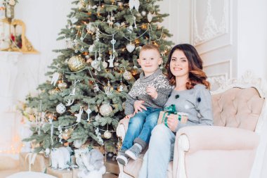 Anne ve oğlu evde Noel tatil günleri.