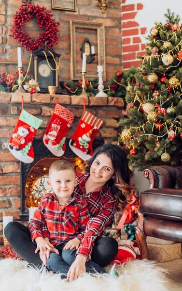 Madre e hijo en casa en las vacaciones de Navidad . — Foto de Stock