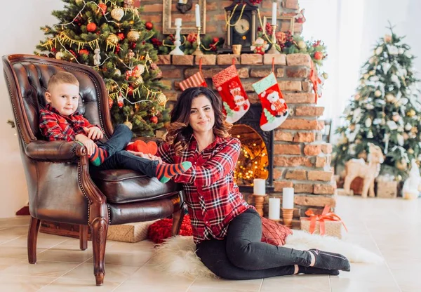 Anne ve oğlu evde Noel tatil günleri. — Stok fotoğraf