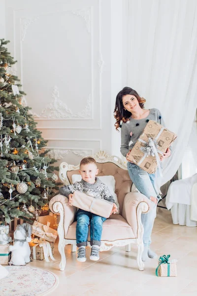 Moeder en zoon thuis op kerstvakantie. — Stockfoto