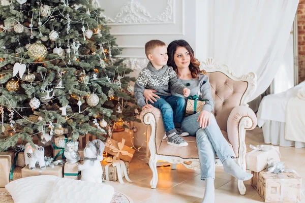 母と息子を家でクリスマス休日. — ストック写真