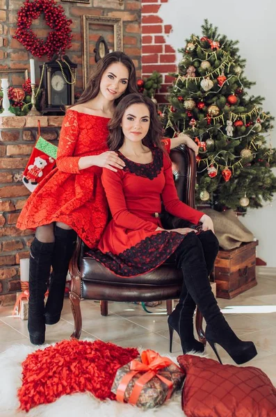 Młode kobiety na Boże Narodzenie wnętrza — Zdjęcie stockowe