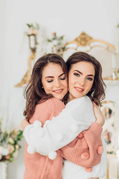 Mujeres con maquillaje y peinado en el estudio — Foto de Stock