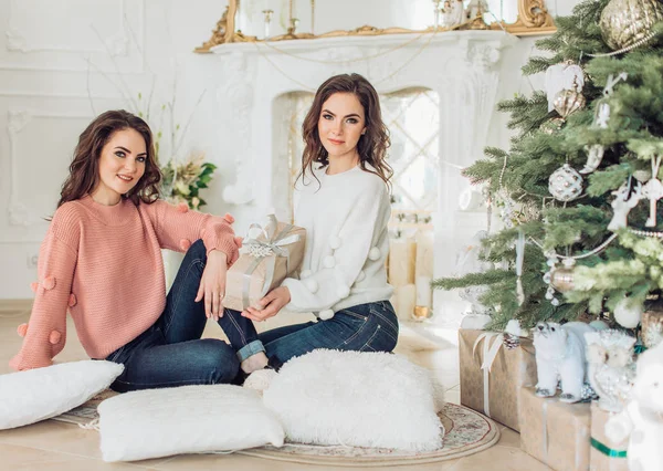 Mujeres jóvenes en el interior de Navidad —  Fotos de Stock