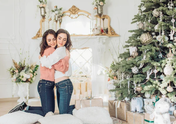 Unga kvinnor vid jul interiören — Stockfoto