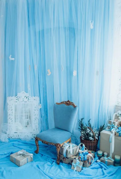 Camera decorata vacanza con regali di Natale — Foto Stock
