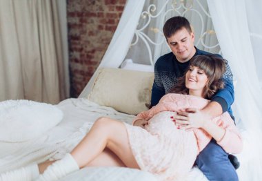 Genç çift bebek bekliyor.