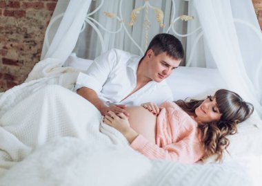 Genç çift bebek bekliyor.