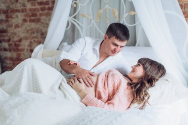 Genç çift bebek bekliyor.