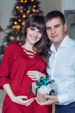 Genç çift bebek bekliyor.