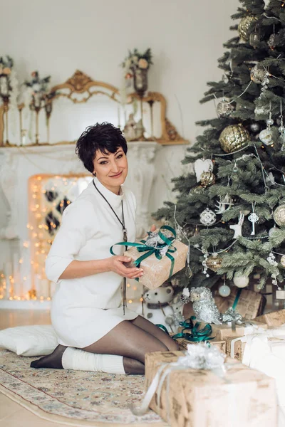 Schöne Frau im weihnachtlichen Interieur — Stockfoto