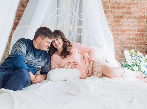 Jovem casal esperando bebê — Fotografia de Stock