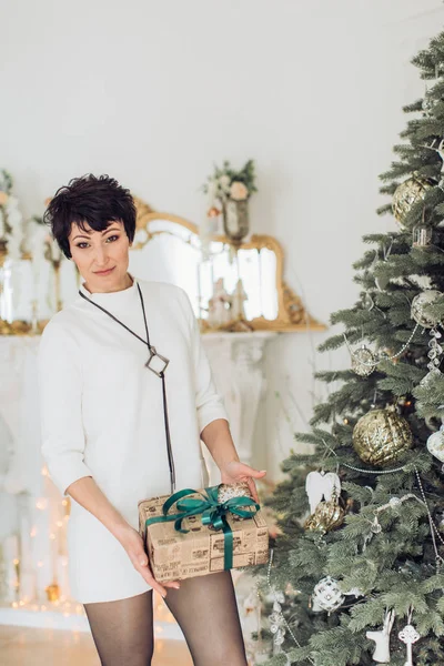 Schöne Frau im weihnachtlichen Interieur — Stockfoto