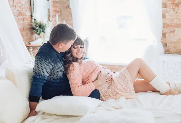 Giovane coppia in attesa di bambino — Foto Stock