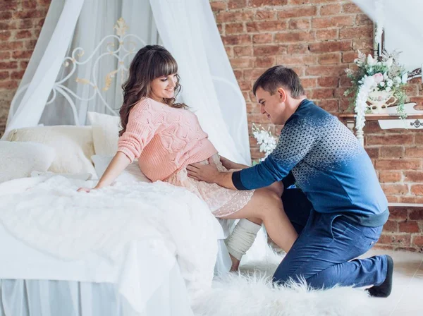 Jovem casal esperando bebê — Fotografia de Stock