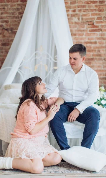 Jovem casal esperando bebê — Fotografia de Stock