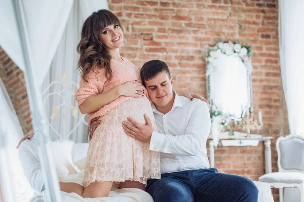 Jovem casal esperando bebê — Fotografia de Stock