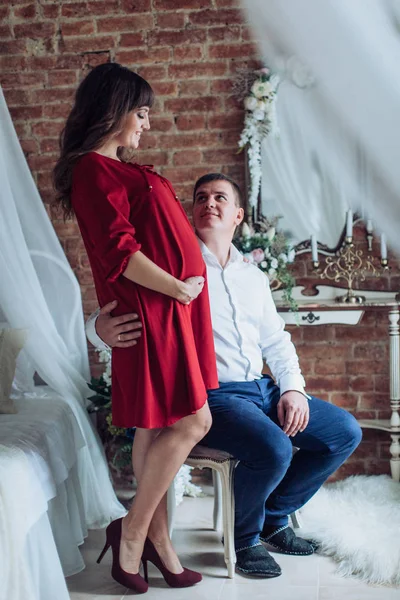 Junges Paar erwartet Baby — Stockfoto