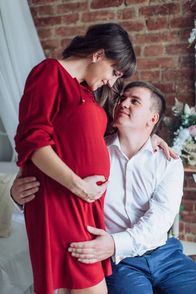 Joven pareja esperando bebé — Foto de Stock