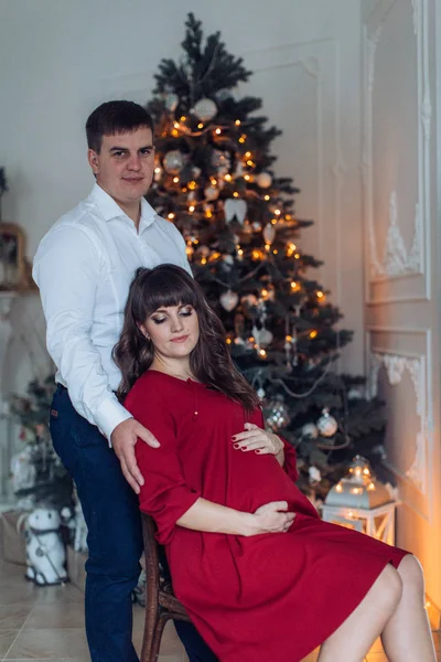 Jeune couple attend bébé — Photo