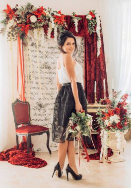 Çiçekli güzel kadın.