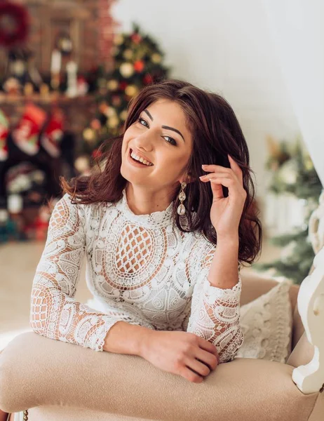 Mladá žena na vánoční interiér — Stock fotografie