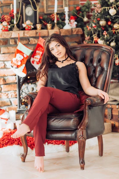 Молодая женщина в рождественском интерьере — стоковое фото