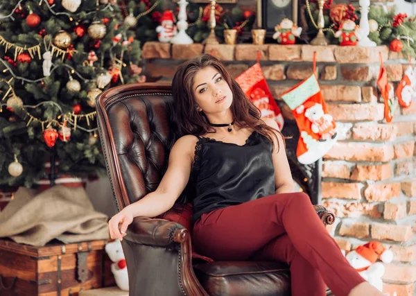 クリスマスのインテリアで若い女性 — ストック写真