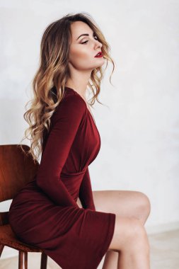 Makyaj Kırmızı elbiseli kadınla