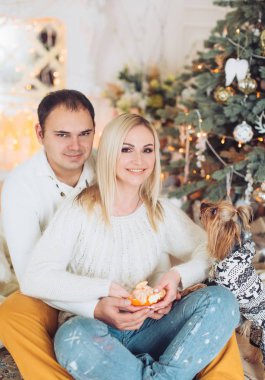 mutlu bir çift ile köpek