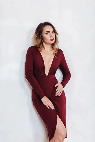 Kvinna med smink i röd klänning — Stockfoto