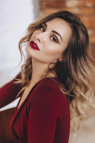 Femme avec maquillage en robe rouge — Photo