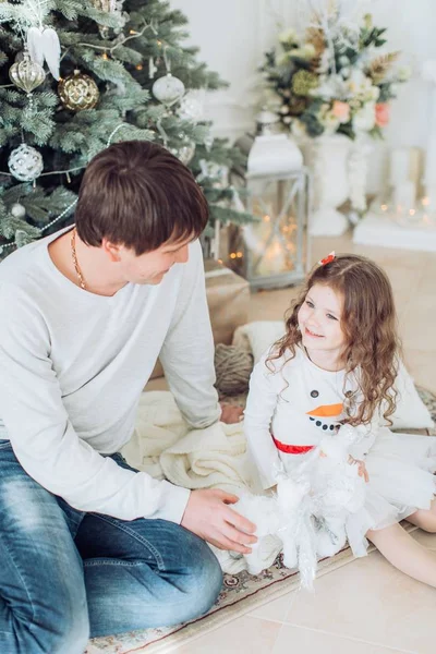 Baba ve Noel ağacı yanında küçük kızı — Stok fotoğraf
