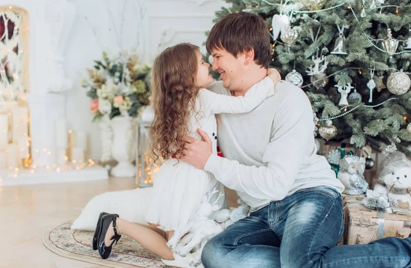 Vader en zijn dochtertje in de buurt van de kerstboom — Stockfoto