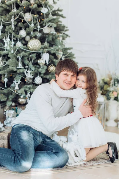 Ο πατέρας και η μικρή κόρη του κοντά στο χριστουγεννιάτικο δέντρο — Φωτογραφία Αρχείου
