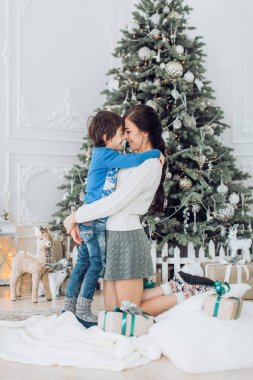 Anne ve oğlu Noel ağacının yakınında