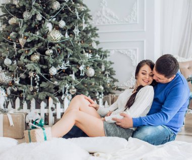 Evde aile Noel interier süslenmiş