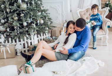 Evde aile Noel interier süslenmiş