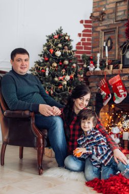 Evde aile Noel interier süslenmiş