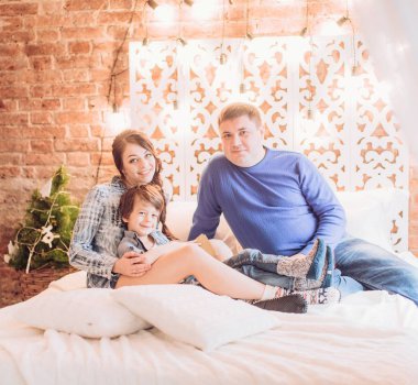 Evde aile Noel interier süslenmiş