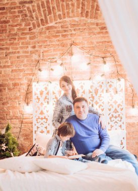 Evde aile Noel interier süslenmiş