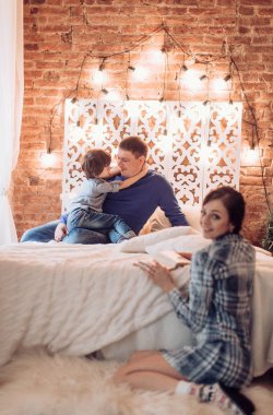 Evde aile Noel interier süslenmiş