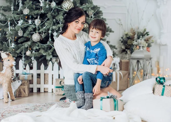 Moeder en zoon in de buurt van de kerstboom — Stockfoto