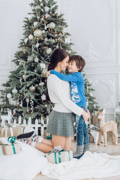 母と息子のクリスマス ツリーの近く — ストック写真