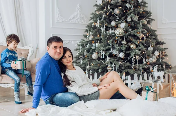 Familie acasă cu interior decorat de Crăciun — Fotografie, imagine de stoc